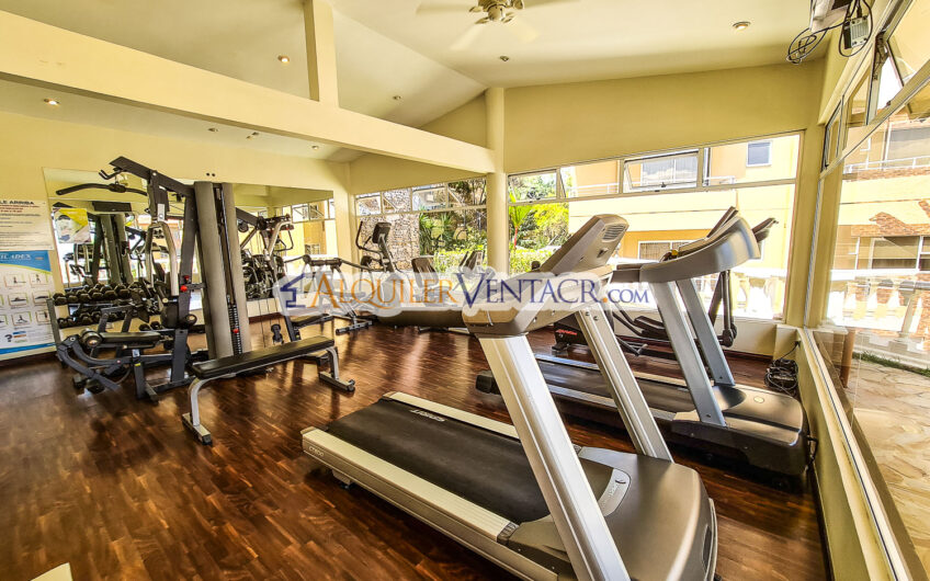 Apartamento amueblado en San Rafael de Escazú con balcón y amenidades