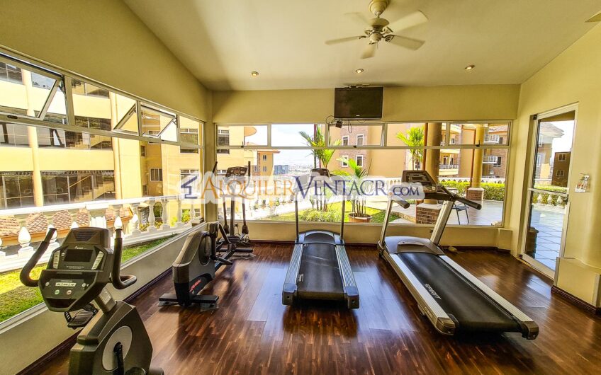 Apartamento amueblado en San Rafael de Escazú con balcón y amenidades