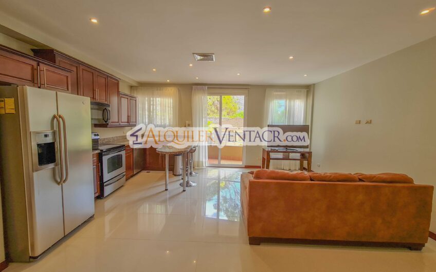 Apartamento amueblado en San Rafael de Escazú con balcón y amenidades