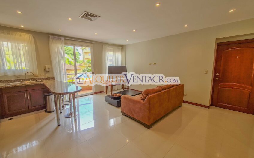 Apartamento amueblado en San Rafael de Escazú con balcón y amenidades