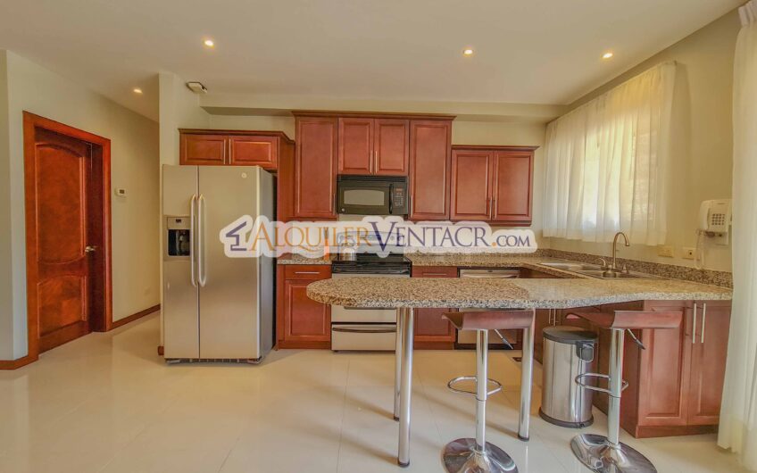 Apartamento amueblado en San Rafael de Escazú con balcón y amenidades