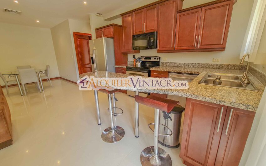 Apartamento amueblado en San Rafael de Escazú con balcón y amenidades