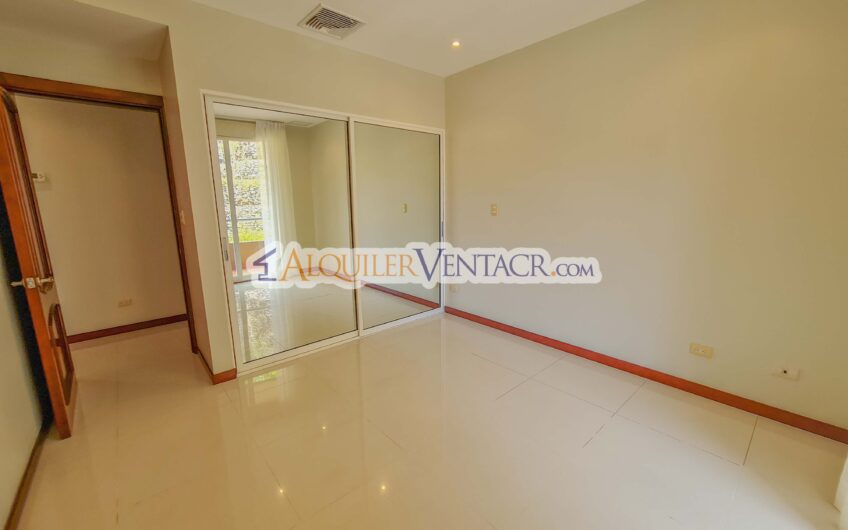 Apartamento amueblado en San Rafael de Escazú con balcón y amenidades