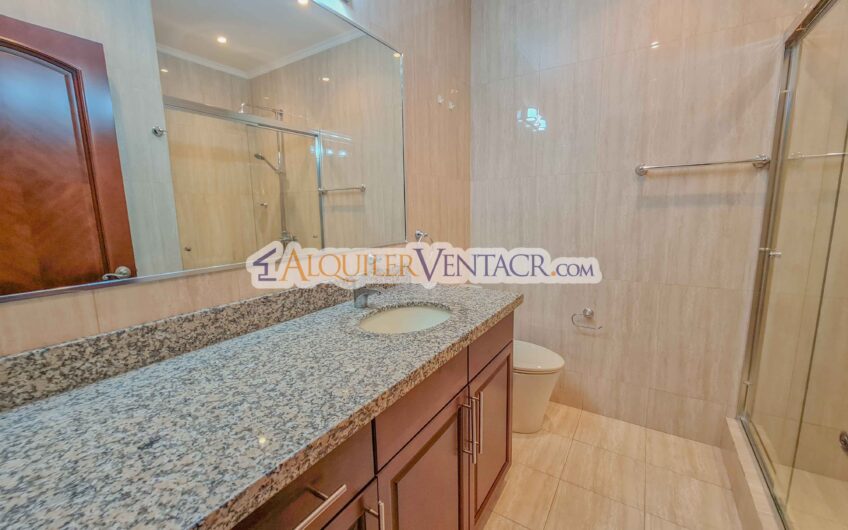 Apartamento amueblado en San Rafael de Escazú con balcón y amenidades