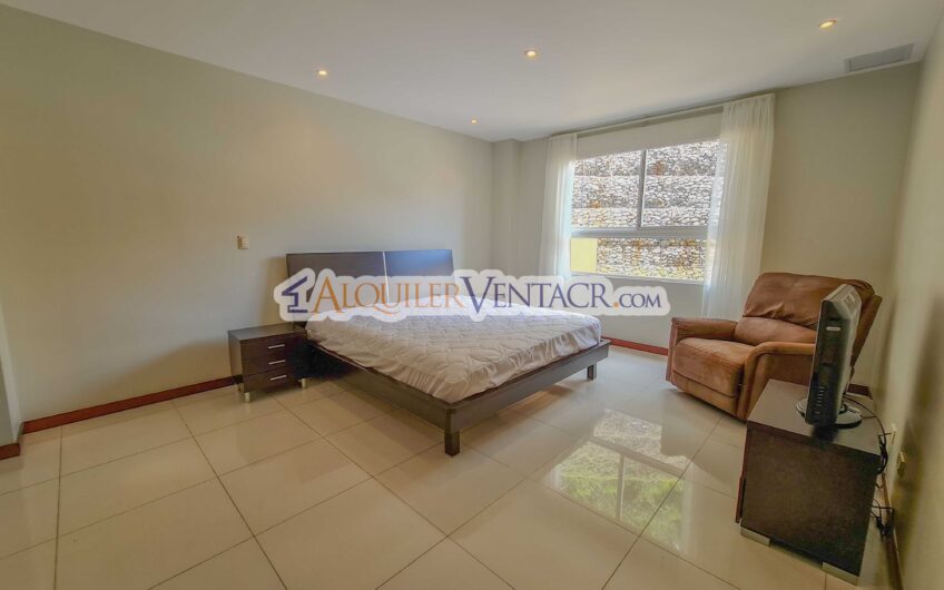 Apartamento amueblado en San Rafael de Escazú con balcón y amenidades