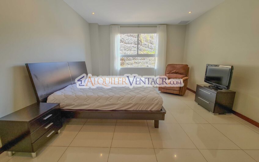 Apartamento amueblado en San Rafael de Escazú con balcón y amenidades