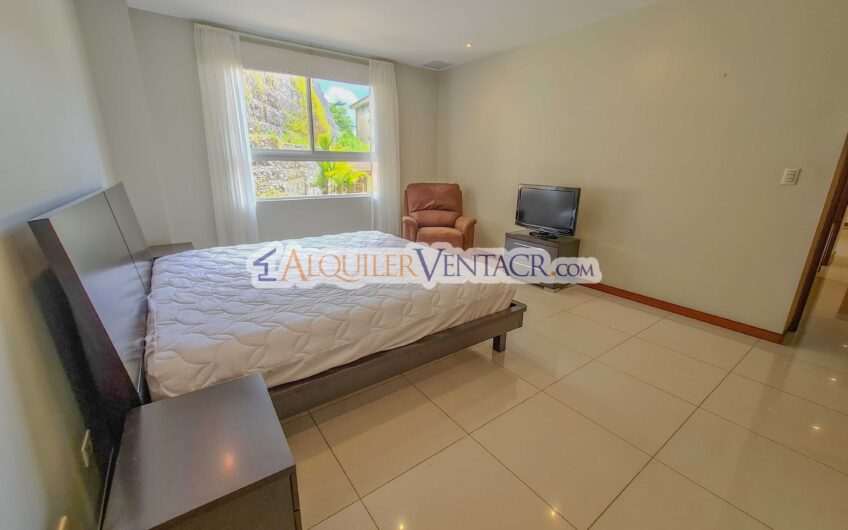 Apartamento amueblado en San Rafael de Escazú con balcón y amenidades