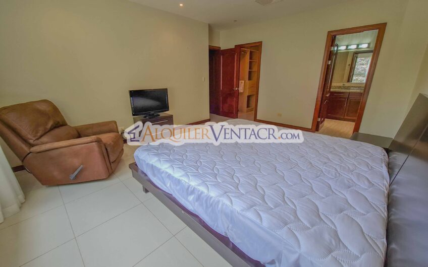 Apartamento amueblado en San Rafael de Escazú con balcón y amenidades