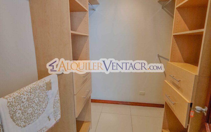 Apartamento amueblado en San Rafael de Escazú con balcón y amenidades