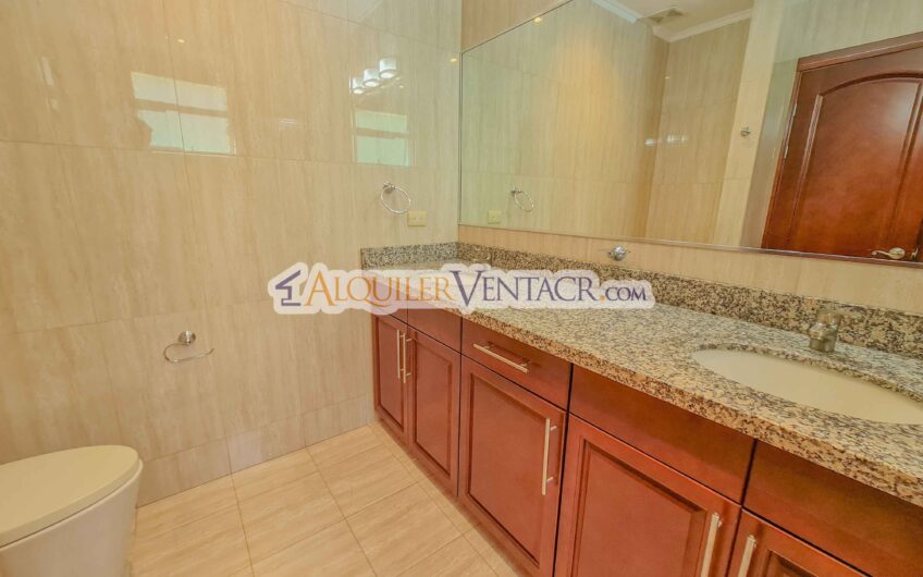 Apartamento amueblado en San Rafael de Escazú con balcón y amenidades