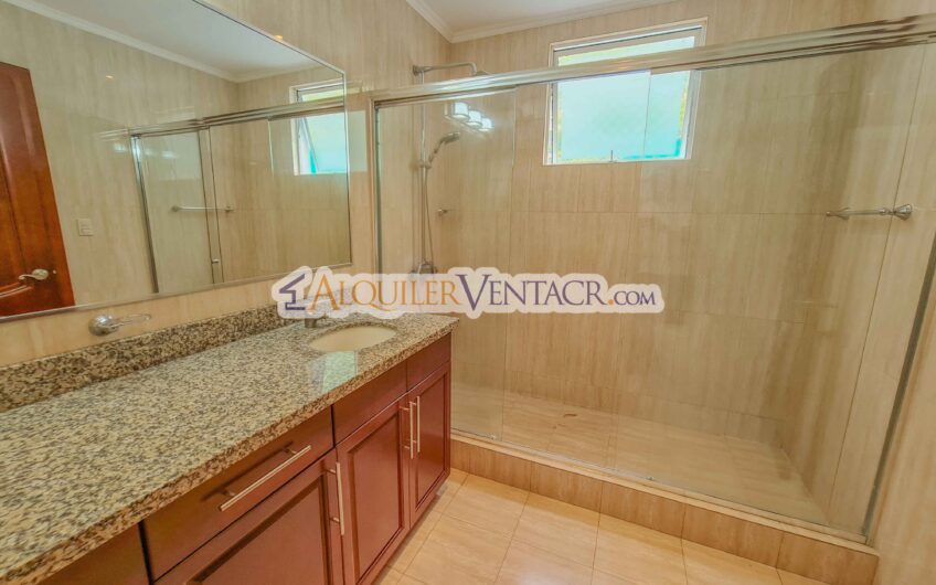 Apartamento amueblado en San Rafael de Escazú con balcón y amenidades