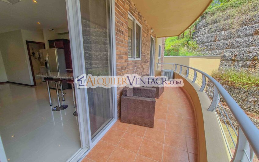 Apartamento amueblado en San Rafael de Escazú con balcón y amenidades