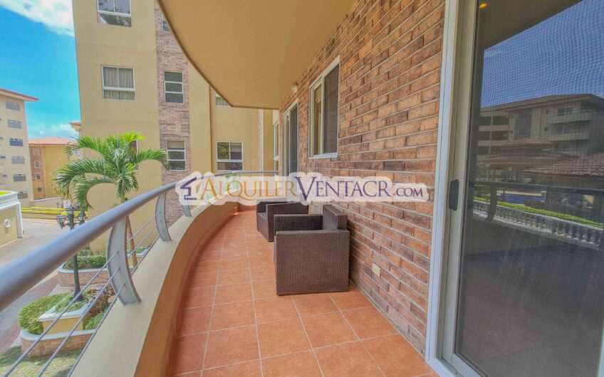 Apartamento amueblado en San Rafael de Escazú con balcón y amenidades