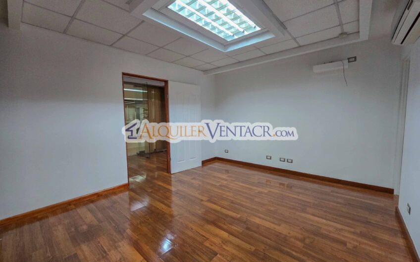Oficina en Alquiler o Venta en Torres del Parque – Sabana Norte / 40 m² + A/C + Seguridad 24/7