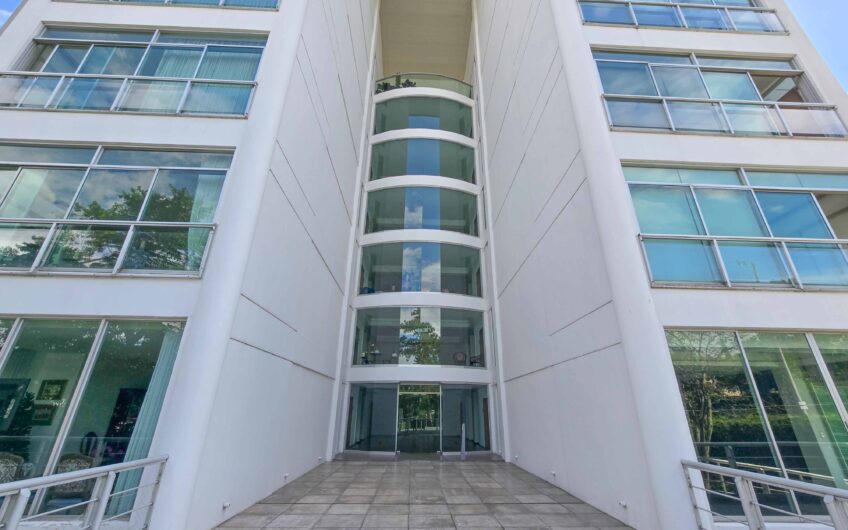 Penthouse con vista y línea blanca en Bello Horizonte Escazú