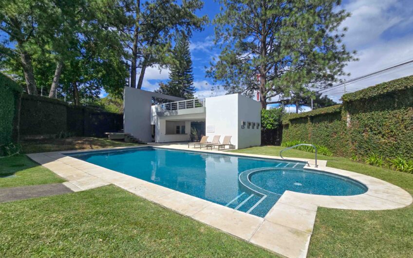 Penthouse con vista y línea blanca en Bello Horizonte Escazú