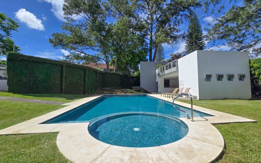 Penthouse con vista y línea blanca en Bello Horizonte Escazú