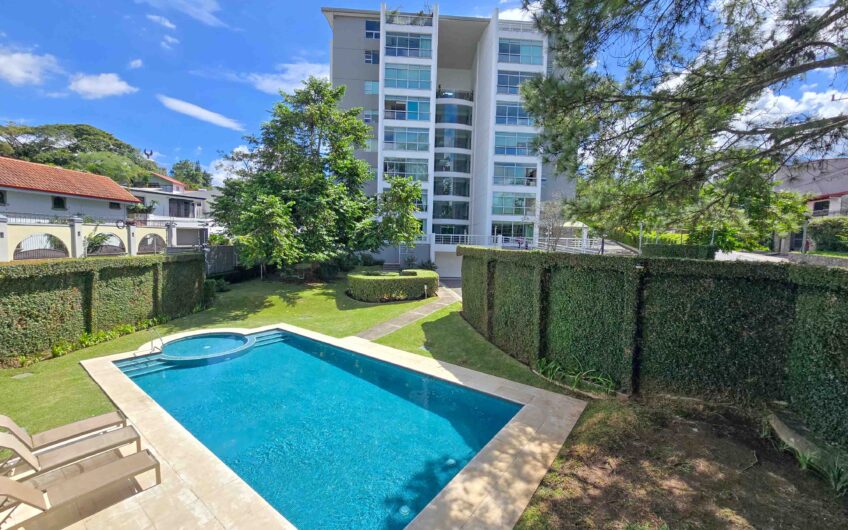Penthouse con vista y línea blanca en Bello Horizonte Escazú