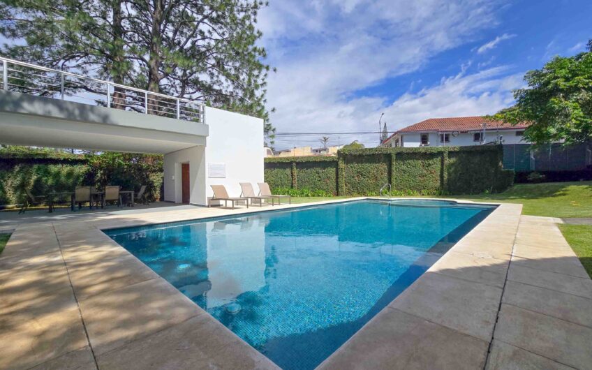 Penthouse con vista y línea blanca en Bello Horizonte Escazú