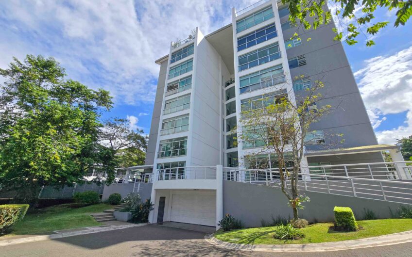 Penthouse con vista y línea blanca en Bello Horizonte Escazú