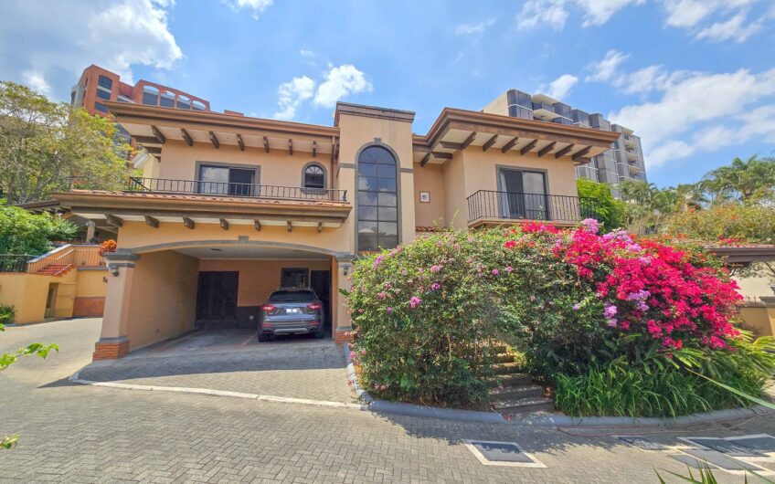 Condo de 4 habit. + de servicio en Jaboncillos Escazú