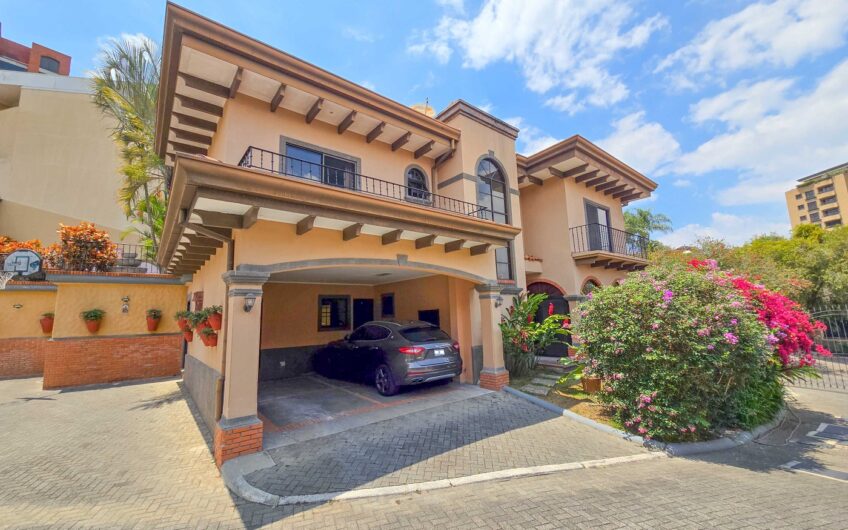 Condo de 4 habit. + de servicio en Jaboncillos Escazú