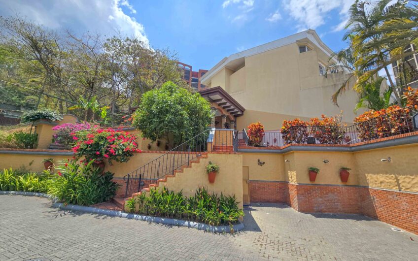 Condo de 4 habit. + de servicio en Jaboncillos Escazú