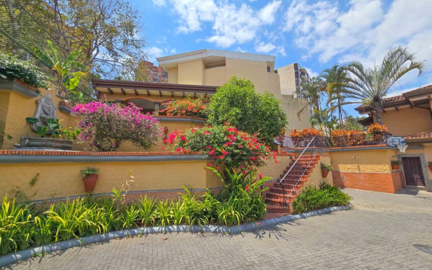 Condo de 4 habit. + de servicio en Jaboncillos Escazú