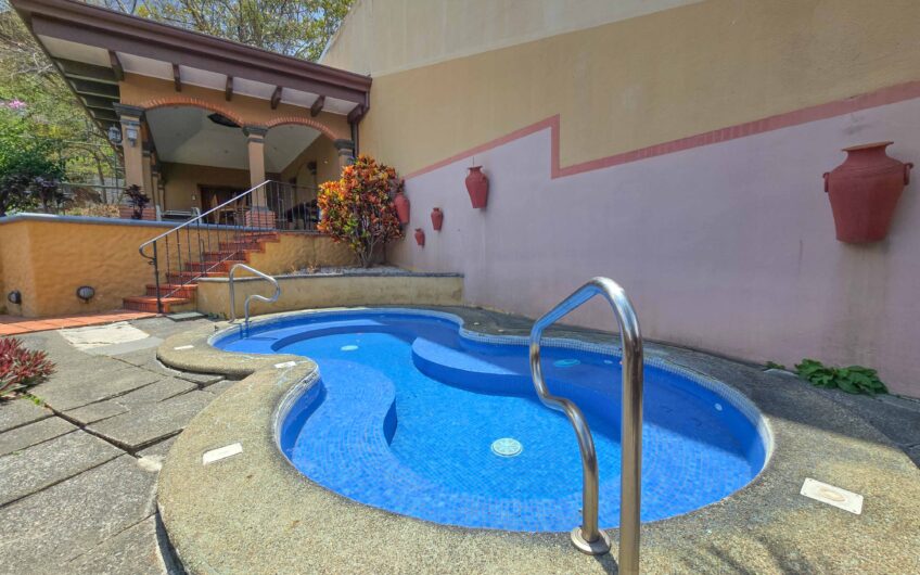 Condo de 4 habit. + de servicio en Jaboncillos Escazú