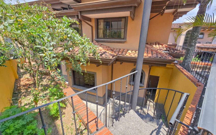 Condo de 4 habit. + de servicio en Jaboncillos Escazú