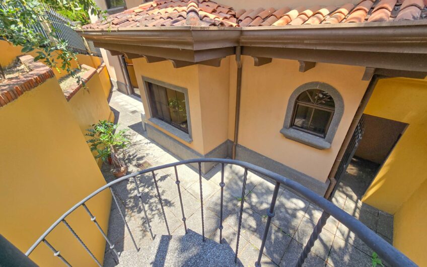 Condo de 4 habit. + de servicio en Jaboncillos Escazú