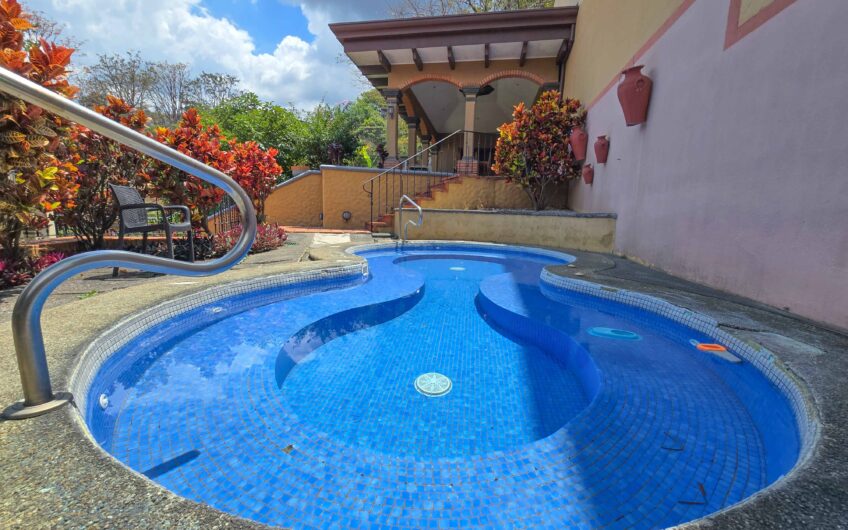 Condo de 4 habit. + de servicio en Jaboncillos Escazú