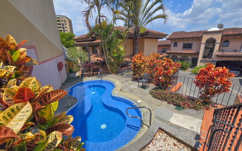 Condo de 4 habit. + de servicio en Jaboncillos Escazú