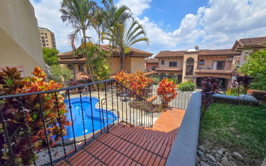 Condo de 4 habit. + de servicio en Jaboncillos Escazú