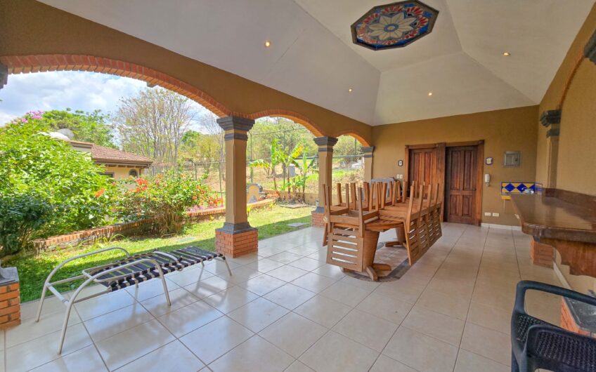 Condo de 4 habit. + de servicio en Jaboncillos Escazú