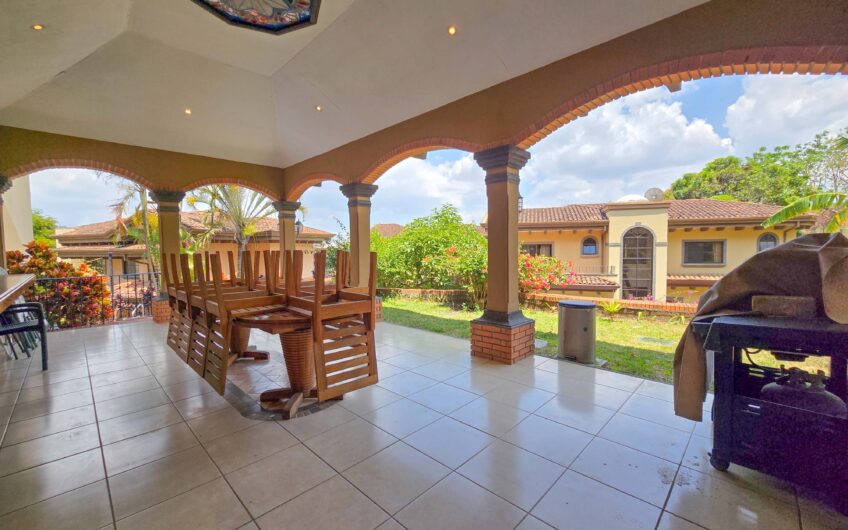 Condo de 4 habit. + de servicio en Jaboncillos Escazú