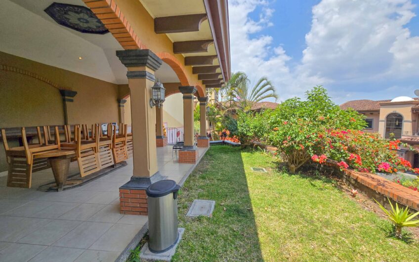 Condo de 4 habit. + de servicio en Jaboncillos Escazú