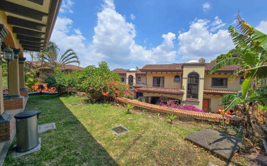 Condo de 4 habit. + de servicio en Jaboncillos Escazú