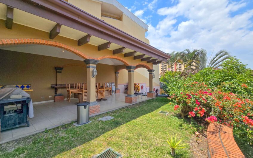 Condo de 4 habit. + de servicio en Jaboncillos Escazú