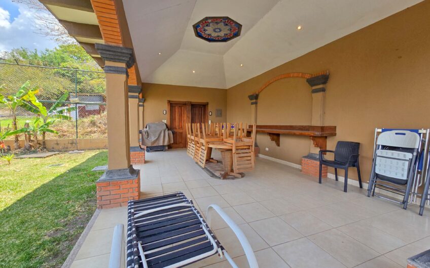 Condo de 4 habit. + de servicio en Jaboncillos Escazú