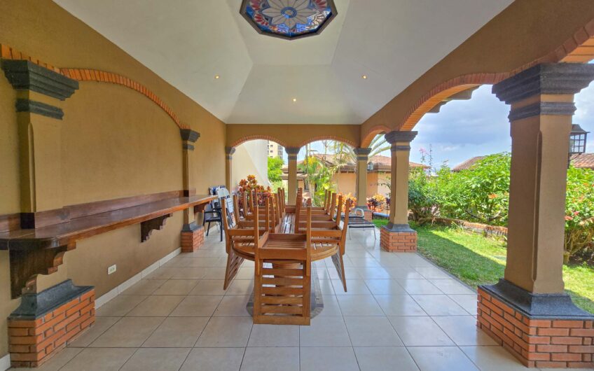 Condo de 4 habit. + de servicio en Jaboncillos Escazú