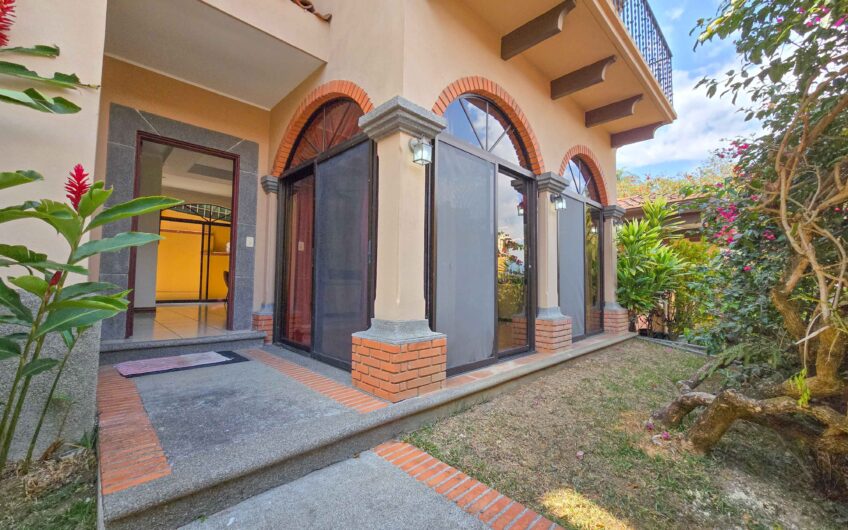 Condo de 4 habit. + de servicio en Jaboncillos Escazú