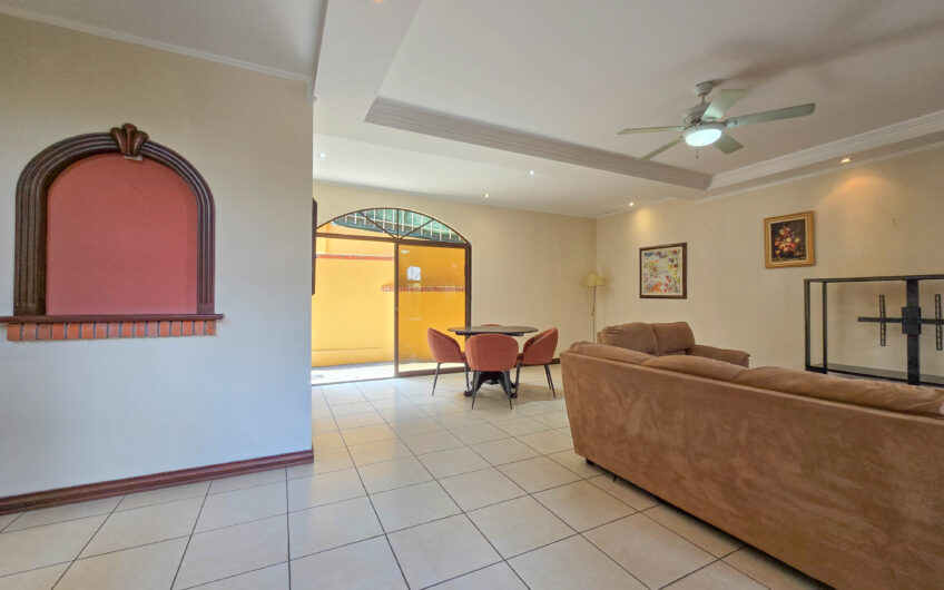 Condo de 4 habit. + de servicio en Jaboncillos Escazú