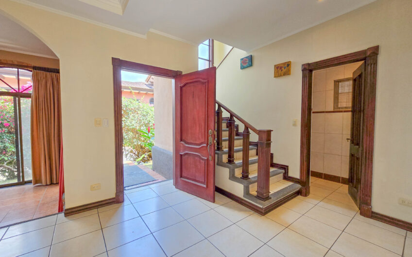 Condo de 4 habit. + de servicio en Jaboncillos Escazú