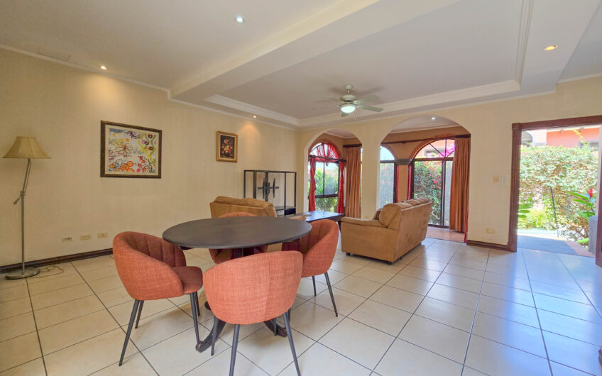 Condo de 4 habit. + de servicio en Jaboncillos Escazú