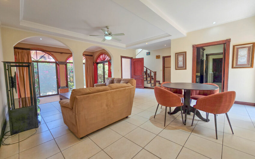 Condo de 4 habit. + de servicio en Jaboncillos Escazú