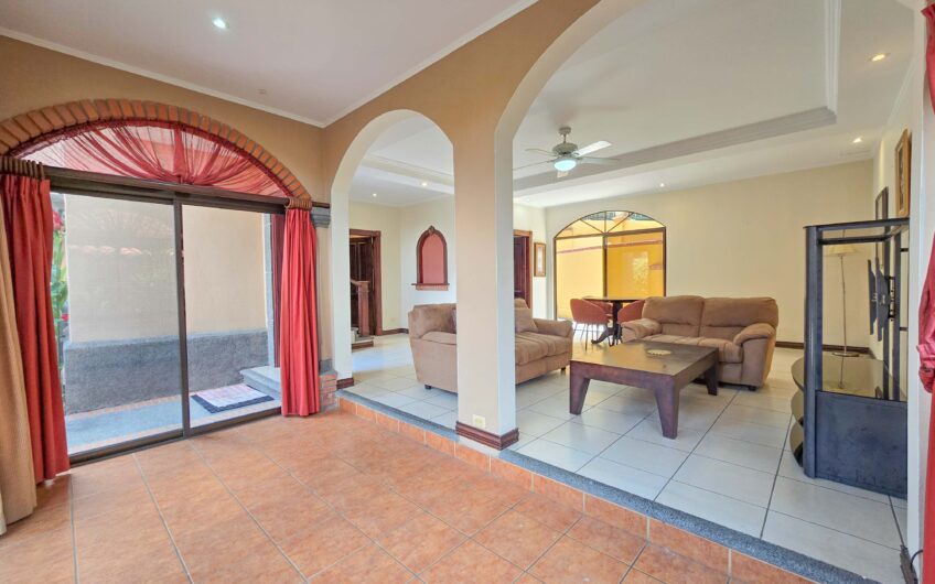 Condo de 4 habit. + de servicio en Jaboncillos Escazú