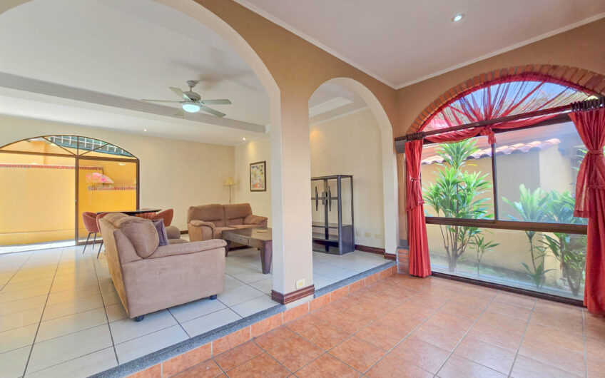 Condo de 4 habit. + de servicio en Jaboncillos Escazú