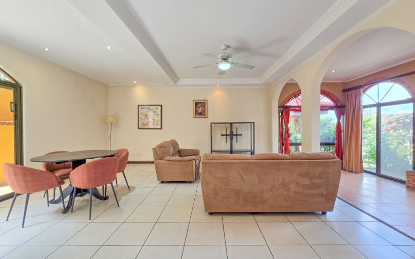 Condo de 4 habit. + de servicio en Jaboncillos Escazú