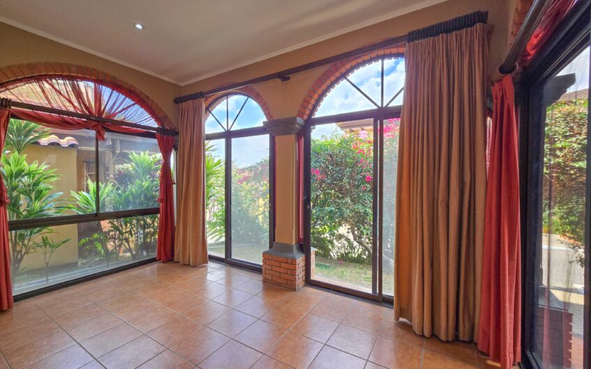 Condo de 4 habit. + de servicio en Jaboncillos Escazú